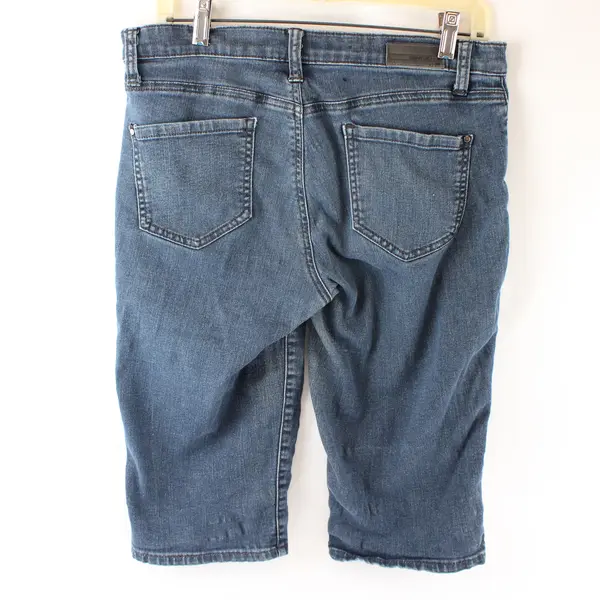 DKNY Women's Size 8 Dark Wash "Ludlow Short" Stretch Capri Pants