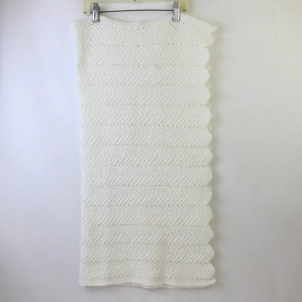 Handmade White Sawtooth Edge Knit Baby Blanket 28" x 36"