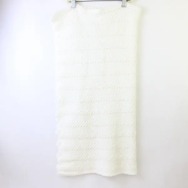 Handmade White Sawtooth Edge Knit Baby Blanket 28" x 36"