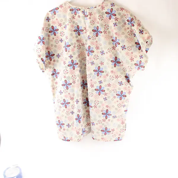 Sierra Scrubs Red Blue & Off-White Floral Pattern Scrubs Top Women's Size 14-16