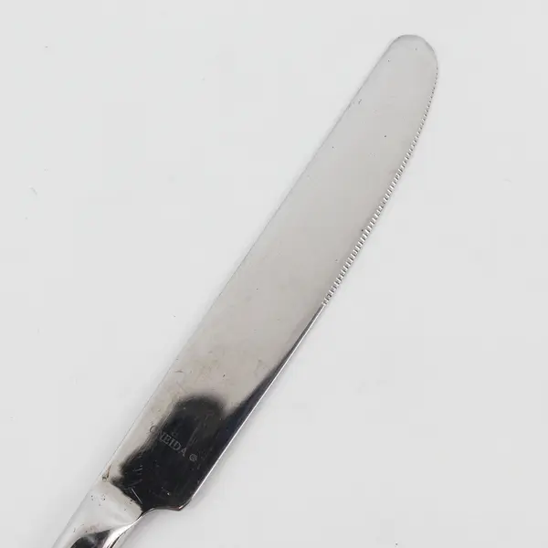 Lot of 2 Oneida Silver Icarus Pattern 18/10 SS Dinner Knives From China 9.5"