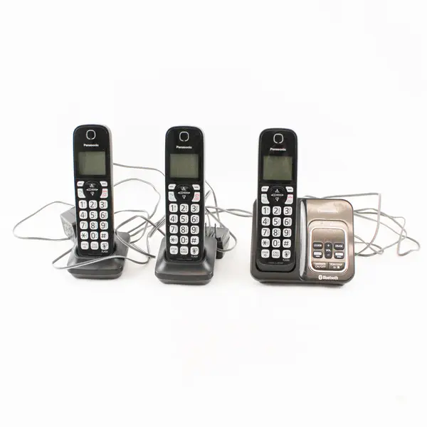Panasonic KX-TGD560 Link2Cell Bluetooth Cordless Phone System 3 Handsets