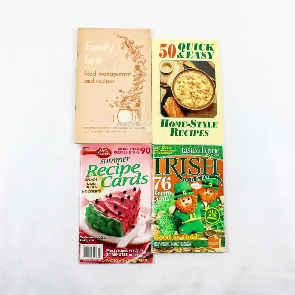 Lot of 4 Cookbooks Taste of Home Betty Crocker Family Fare Recipe Cards