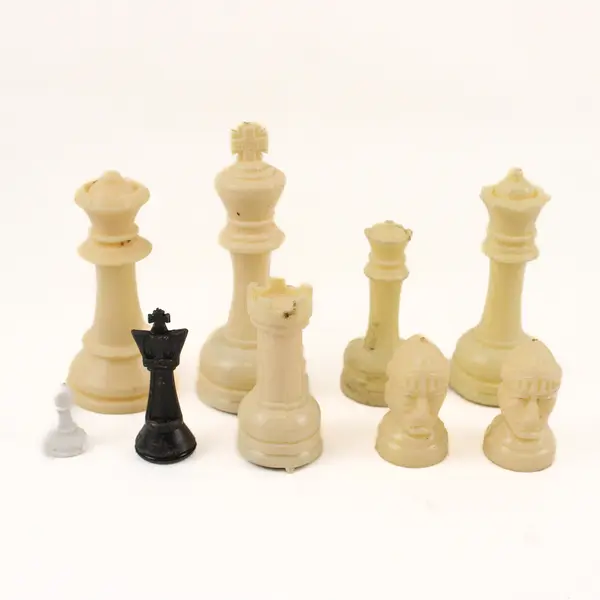 1+ Lb Mixed Lot Plastic Black and White Chess Pieces Craft Projects