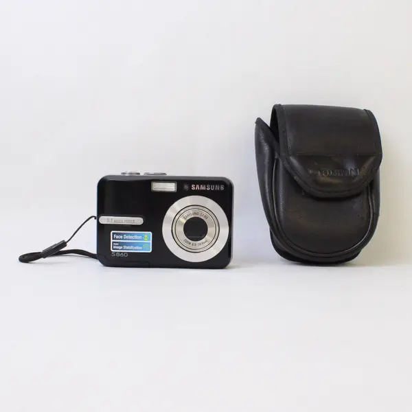 Samsung S Series S860 8.1MP Digital Camera & Case - Black