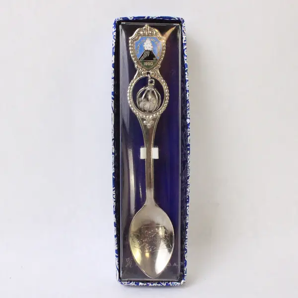 Mt St Helens 1980 Souvenir Collector Spoon w/ Eruption Fragments Charm