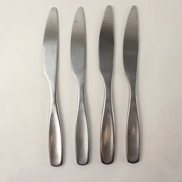 Lot of Four Dinner Knives in the Pattern Vault by Gourmet Settings