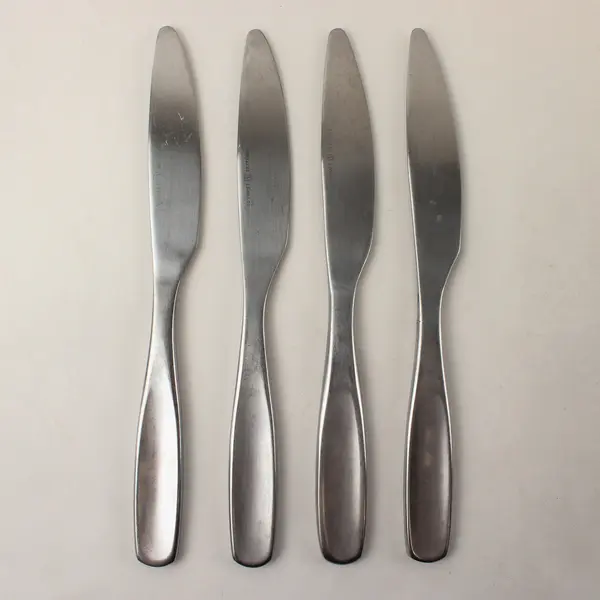 Lot of Four Dinner Knives in the Pattern Vault by Gourmet Settings
