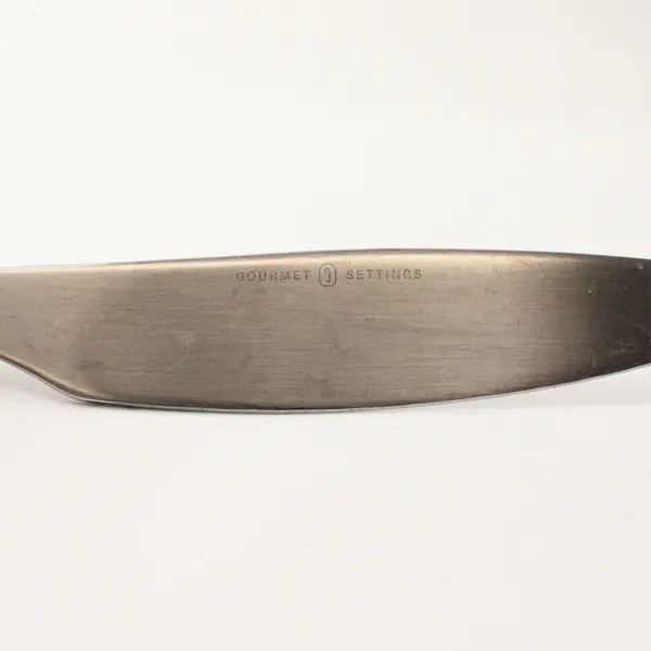 Lot of Four Dinner Knives in the Pattern Vault by Gourmet Settings