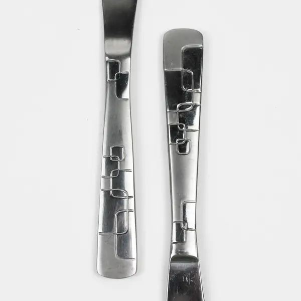A Set of 4 Oneida Quadratic Pattern Solid Dinner Knives Glossy Frosted 9.5 Inch