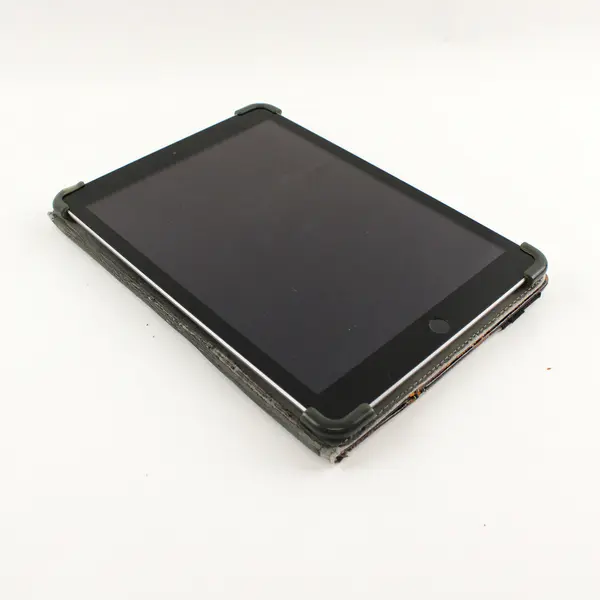 Apple iPad 9.7 inch 5th Gen 32GB Retina Unlocked Tested 