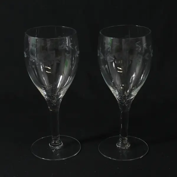 Set of 2 Crystal Etched Flower And Vine Wine Glasses 7"