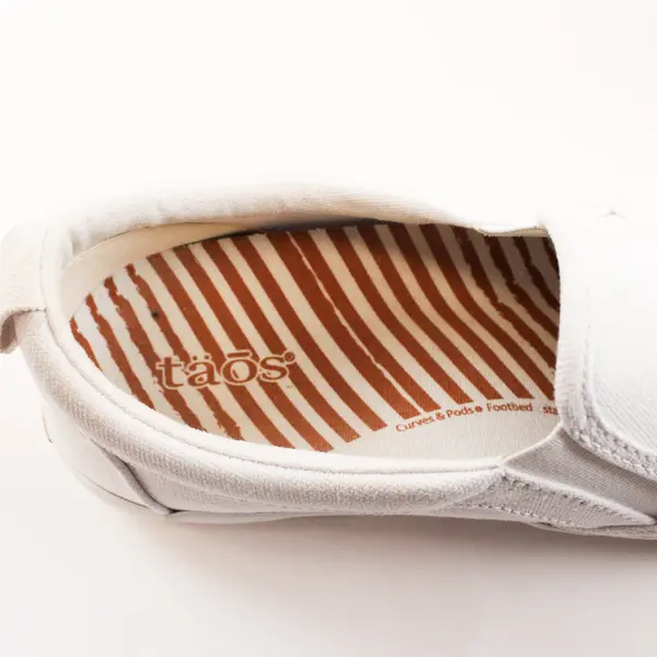 Taos Brand Solid White Rubber Sole Canvas Slip-On Sneaker Shoes Women's Size 8.5
