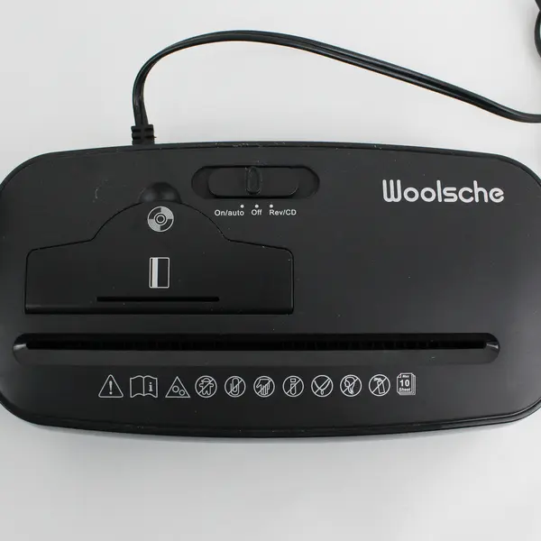 Woolsche Black 8 Sheet Light Duty Crosscut Paper Shredder Model SD108P (Works)