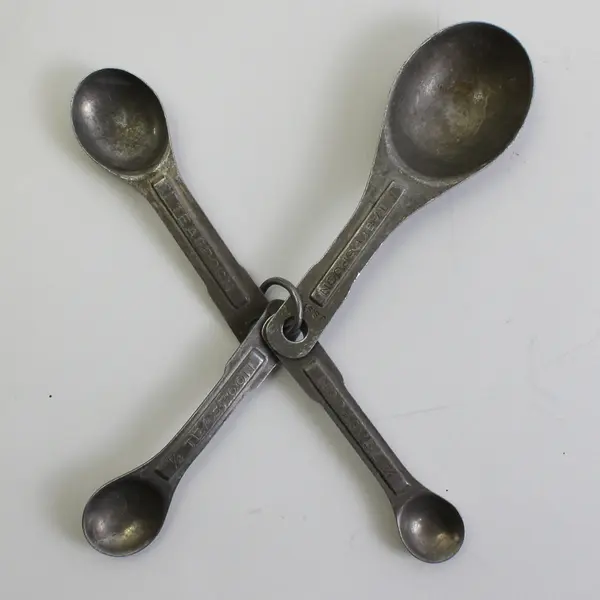 Vintage Set of 4 US Standard Nesting Aluminum Measuring Spoons