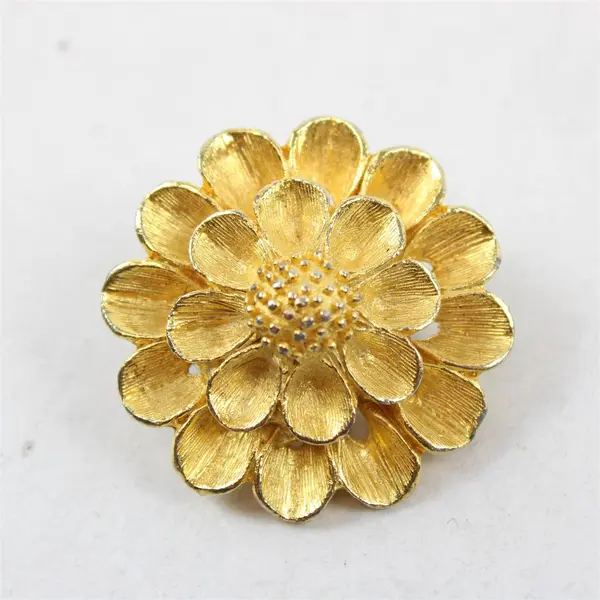 DFA Vintage Gold-Tone Metal Flower Scarf Clip 1.25"