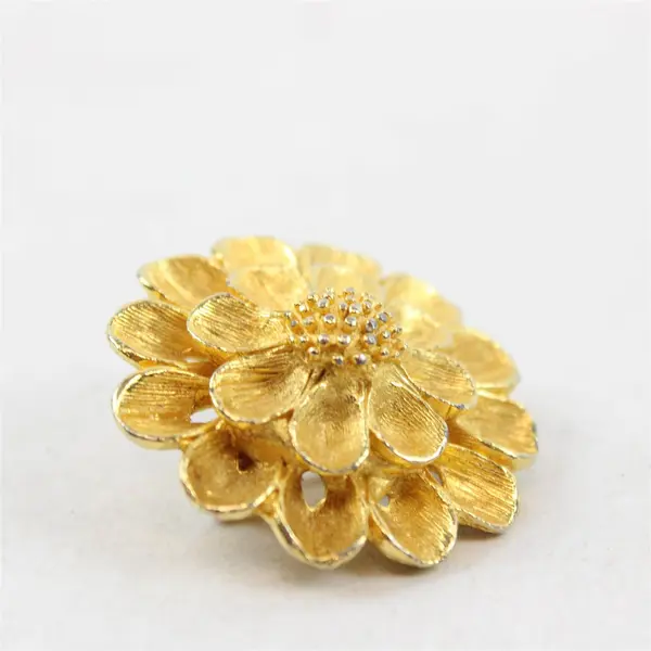 DFA Vintage Gold-Tone Metal Flower Scarf Clip 1.25"