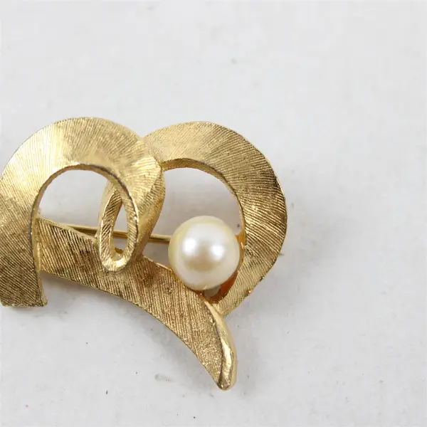 Vintage Richelieu Letter B Monogram Faux Pearl Detail Gold-Tone Metal Brooch