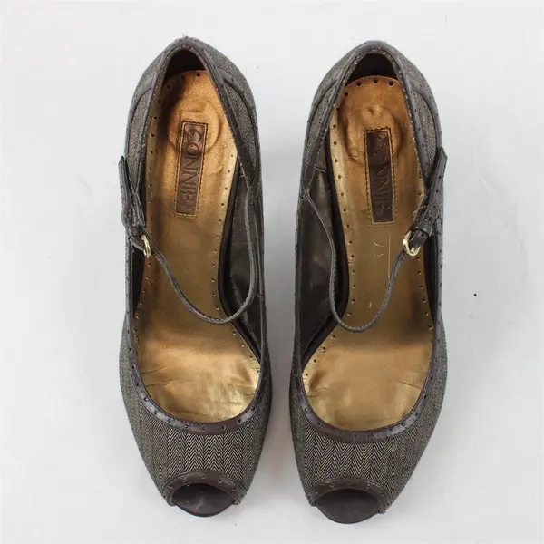 Connie Brown Materialistic Peep Toe Strap 3.5" Tall Heel Shoes Womens Size 9M