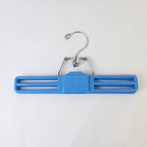 Lot of 5 Tamor Blue and White Plastic Clamp Hangers Skirts & Pants