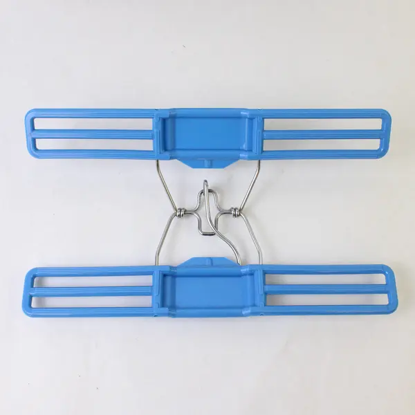 Lot of 5 Tamor Blue and White Plastic Clamp Hangers Skirts & Pants