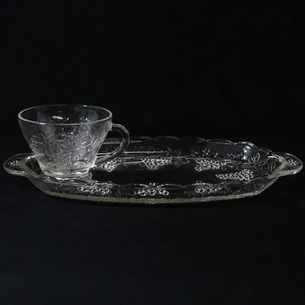 Set of 4 Anchor Hocking Grape Snack Trays 2 Cups Clear Glass