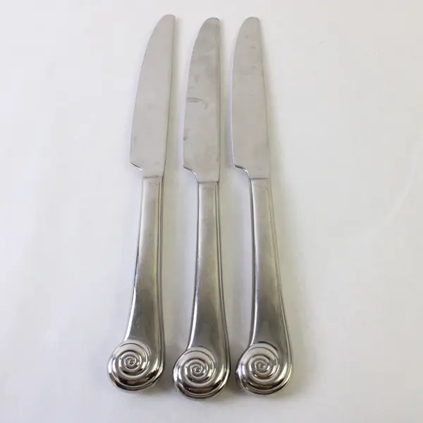 Three Reed And Barton Stainless 18/8 Handle Dinner Knives in Seashell Pattern