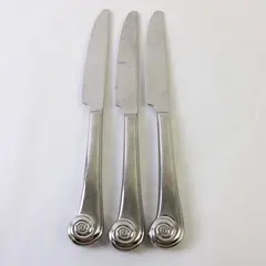Three Reed And Barton Stainless 18/8 Handle Dinner Knives in Seashell Pattern