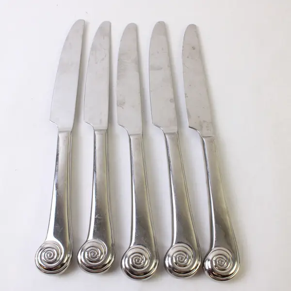 Five Reed And Barton Stainless 18/8 Handle Dinner Knives in Seashell Pattern