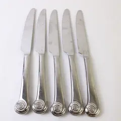 Five Reed And Barton Stainless 18/8 Handle Dinner Knives in Seashell Pattern