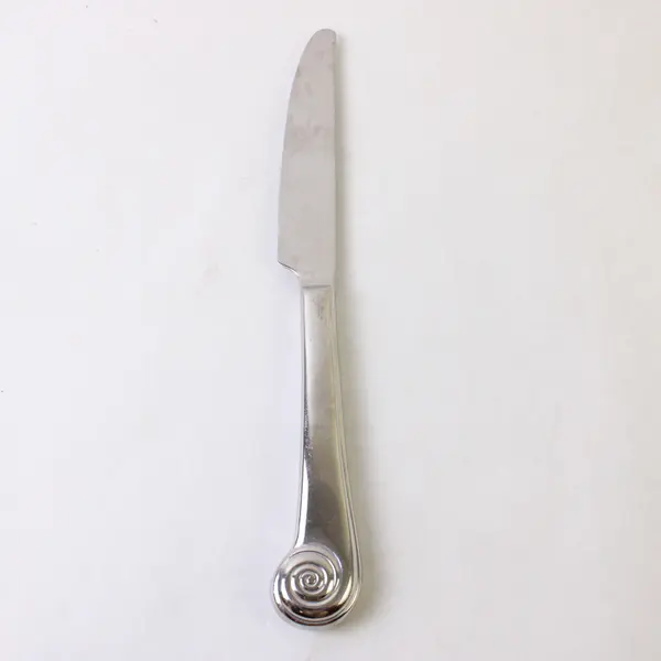 Five Reed And Barton Stainless 18/8 Handle Dinner Knives in Seashell Pattern