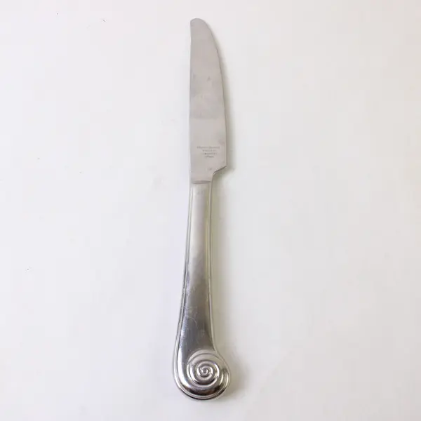 Five Reed And Barton Stainless 18/8 Handle Dinner Knives in Seashell Pattern