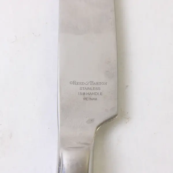 Five Reed And Barton Stainless 18/8 Handle Dinner Knives in Seashell Pattern