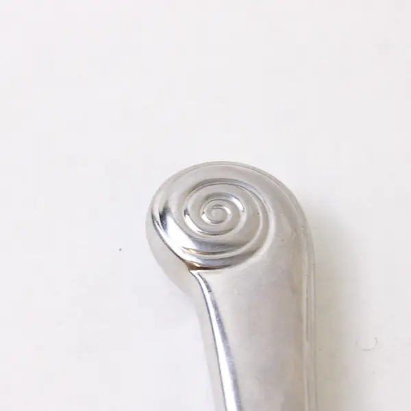 Five Reed And Barton Stainless 18/8 Handle Dinner Knives in Seashell Pattern