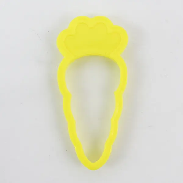 1997 VTG Wilton Carrot Yellow Plastic Cookie Cutter 4"