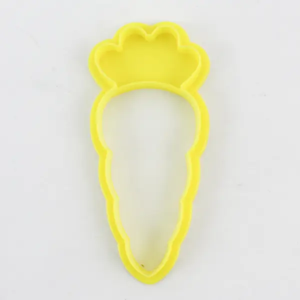 1997 VTG Wilton Carrot Yellow Plastic Cookie Cutter 4"