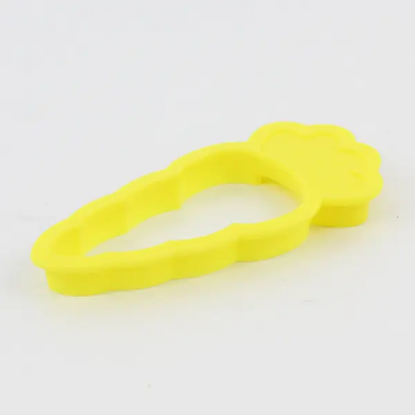 1997 VTG Wilton Carrot Yellow Plastic Cookie Cutter 4"