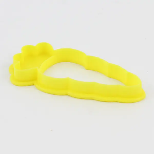 1997 VTG Wilton Carrot Yellow Plastic Cookie Cutter 4"