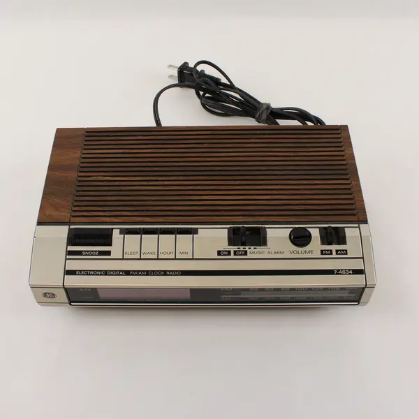 Vintage GE 7-4634 AM/FM Digital Clock Radio Woodgrain