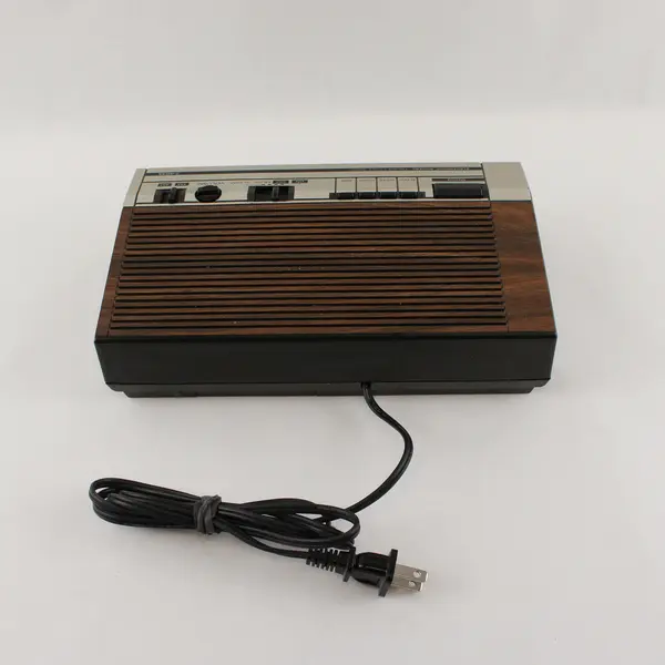 Vintage GE 7-4634 AM/FM Digital Clock Radio Woodgrain