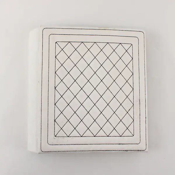 Unbranded White & Black Quilted Faux Suede 4"x6" Photo Album 200 Photo Capacity