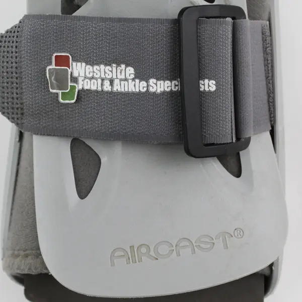 Aircast Softstrike Lightweight Walking Boot Brace Adult Size Medium