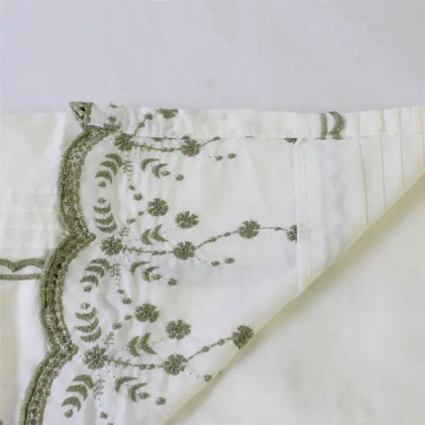 Set of 2 Green Floral Embroidered White Scalloped Edge Curtains 30" x 35"