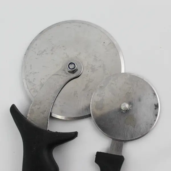 Set of 2 Black Handle Pizza Wheel Cutters 4in & 2.5in