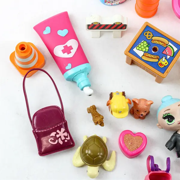 Lot of 32 Loose Mixed Brand Doll House Accessories + 2 LOL Dolls