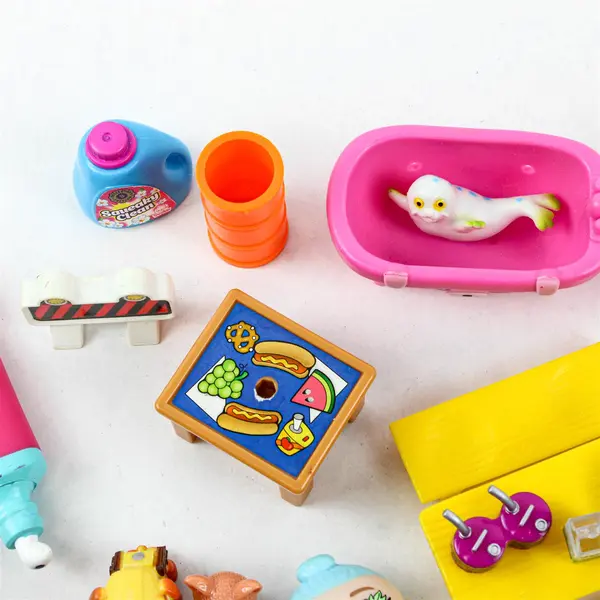 Lot of 32 Loose Mixed Brand Doll House Accessories + 2 LOL Dolls