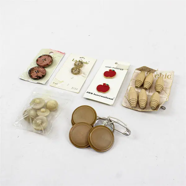 Lot of 6 Assorted Packages of Sewing Buttons for Clothes La Mode Le Chic JHB