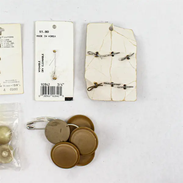 Lot of 6 Assorted Packages of Sewing Buttons for Clothes La Mode Le Chic JHB