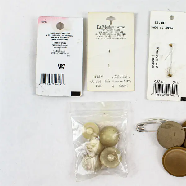 Lot of 6 Assorted Packages of Sewing Buttons for Clothes La Mode Le Chic JHB