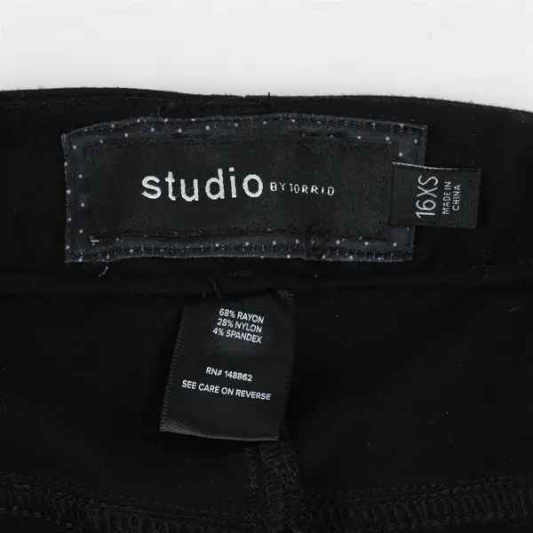 Studio by Torrid Solid Black Capris Women's Size 16XS